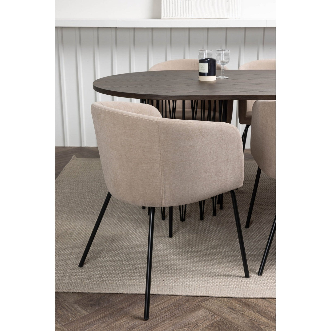 Stone ovalt spisebord + Berit stol Venture Design Spisegruppe