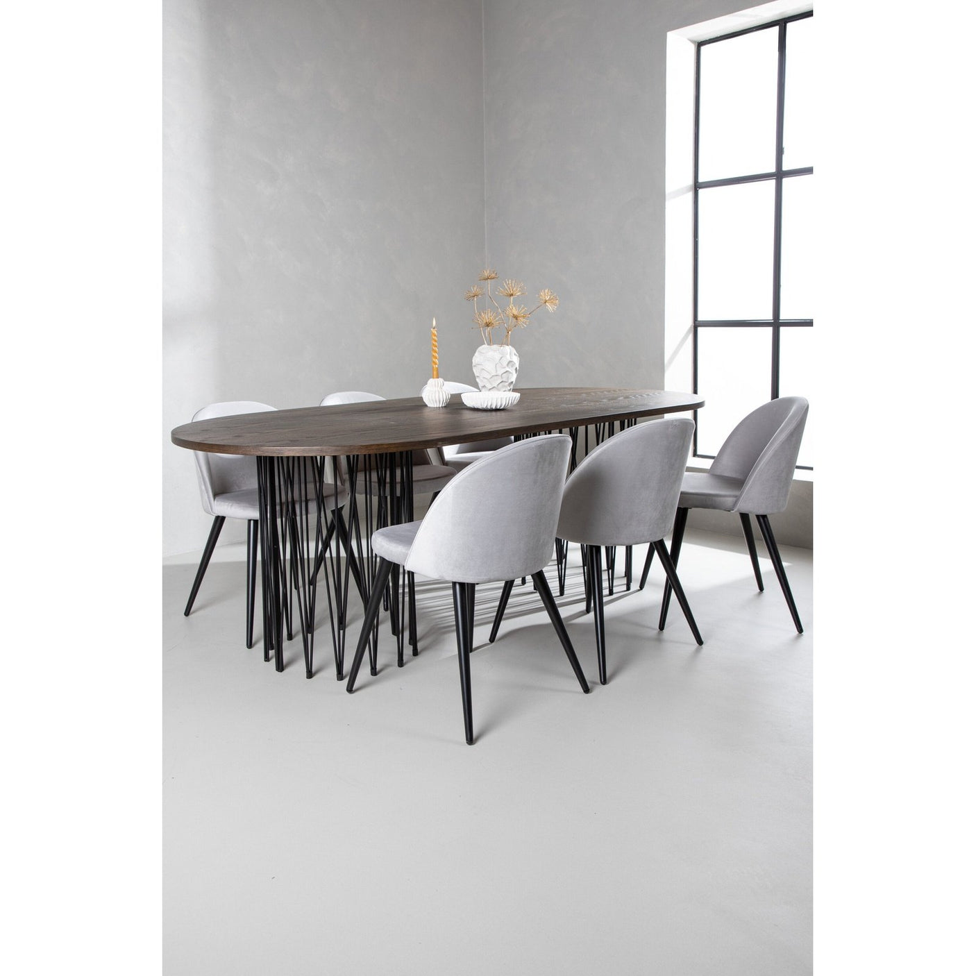 Stone oval spisebord + Velvet spisestoler Venture Design Spisegruppe