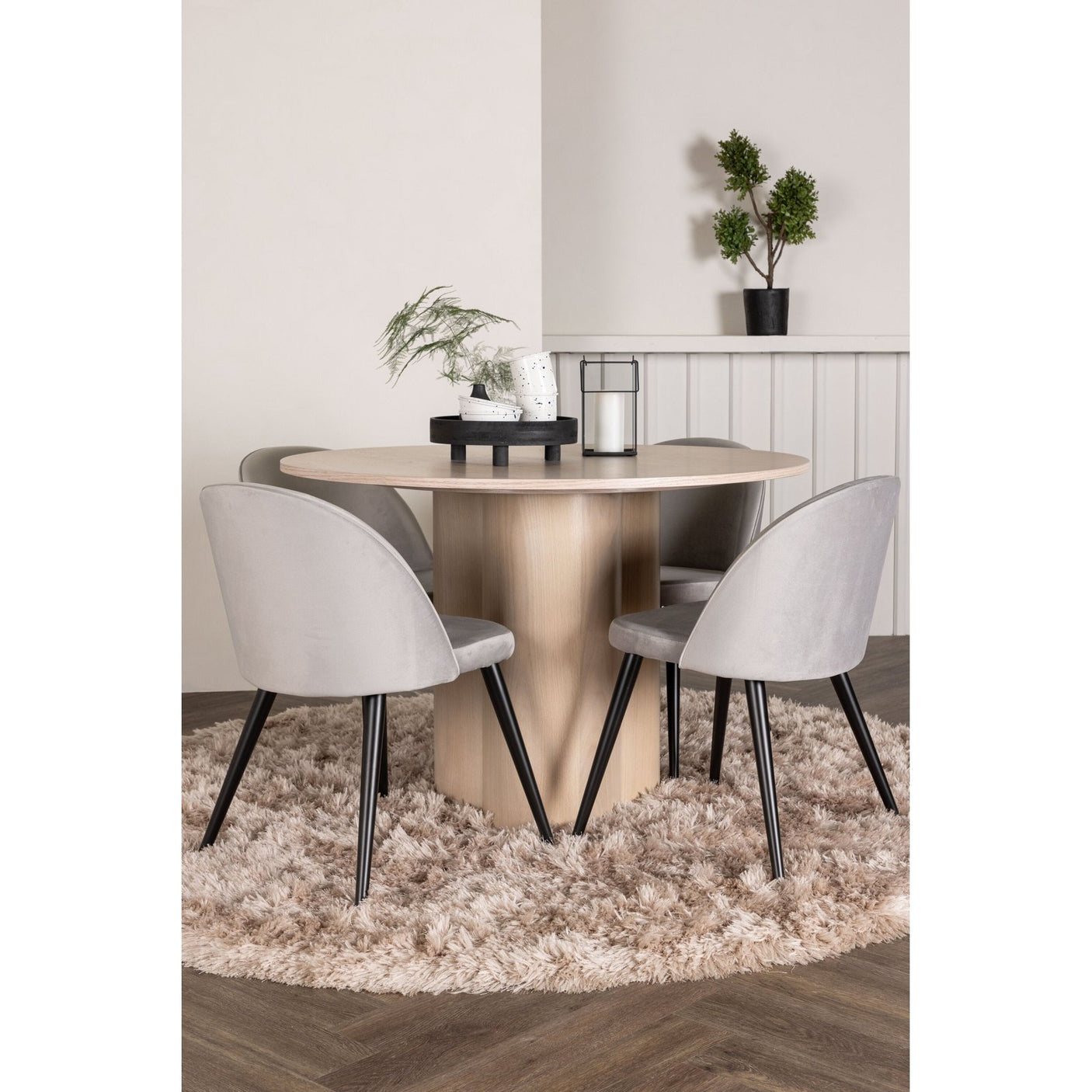 Olivia spisebord+ Velvetspisestoler-Light/ Venture Design Spisegruppe