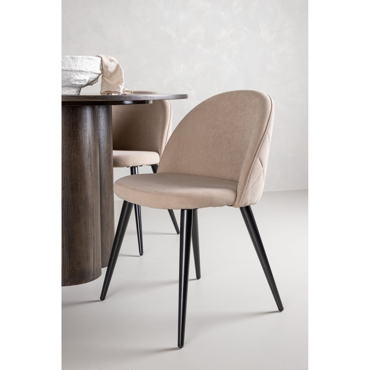Olivia spisebord-/+ Velvet stol-/ Venture Design Spisegruppe