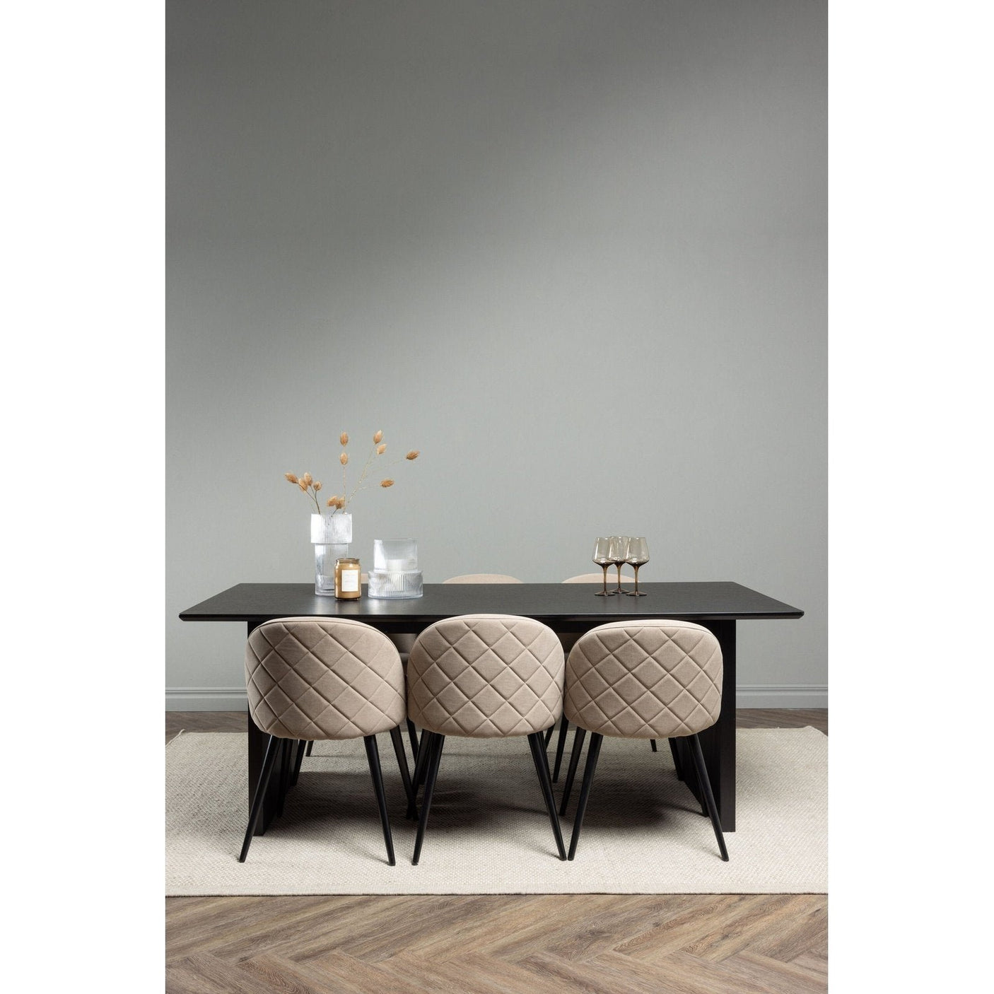 Vail spisebord + Velvet stol Venture Design Spisegruppe