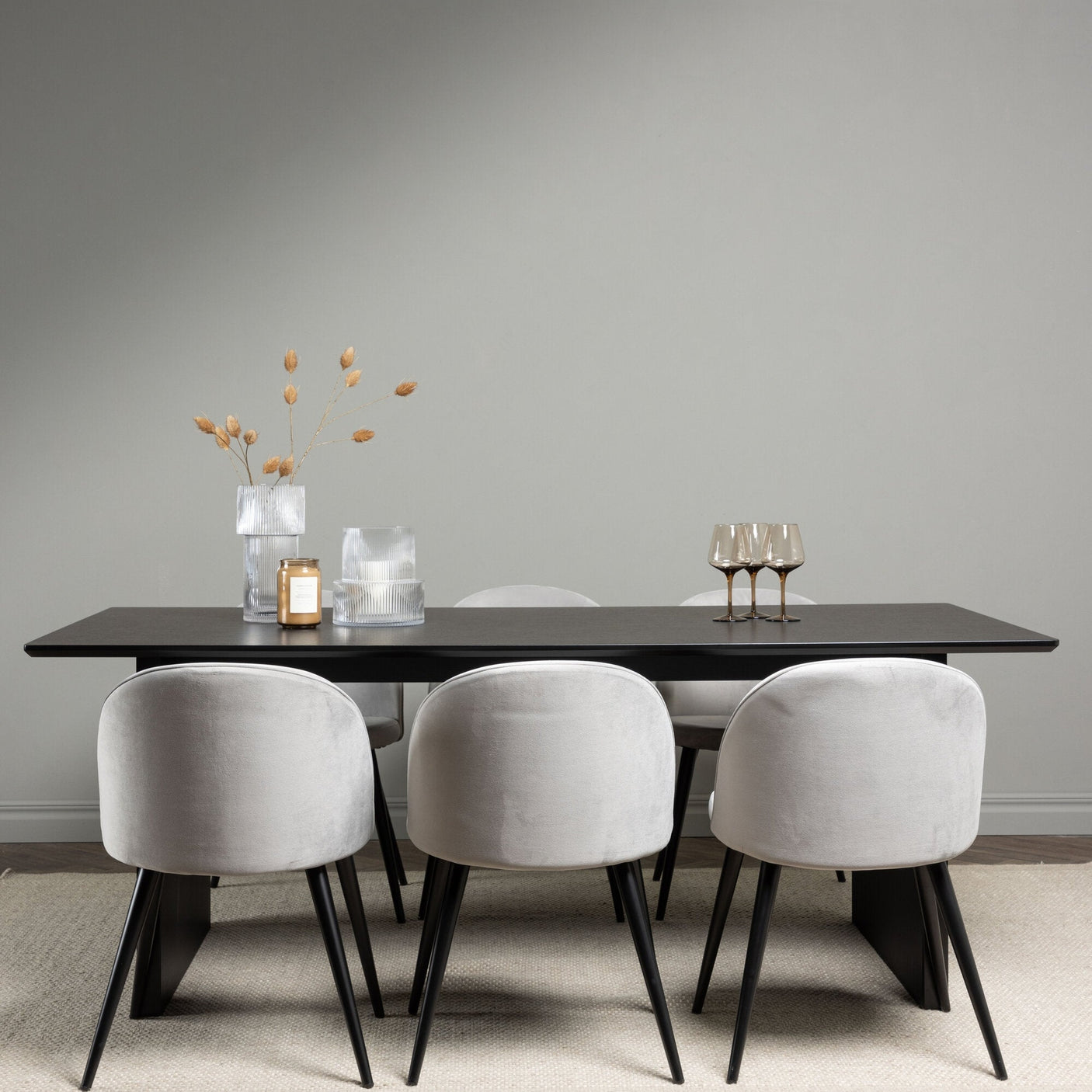 Vail spisebord + Velvet spisestoler Venture Design Spisegruppe