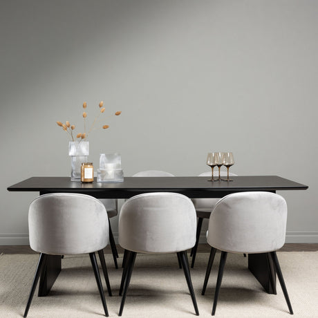 Vail spisebord + Velvet spisestoler Venture Design Spisegruppe
