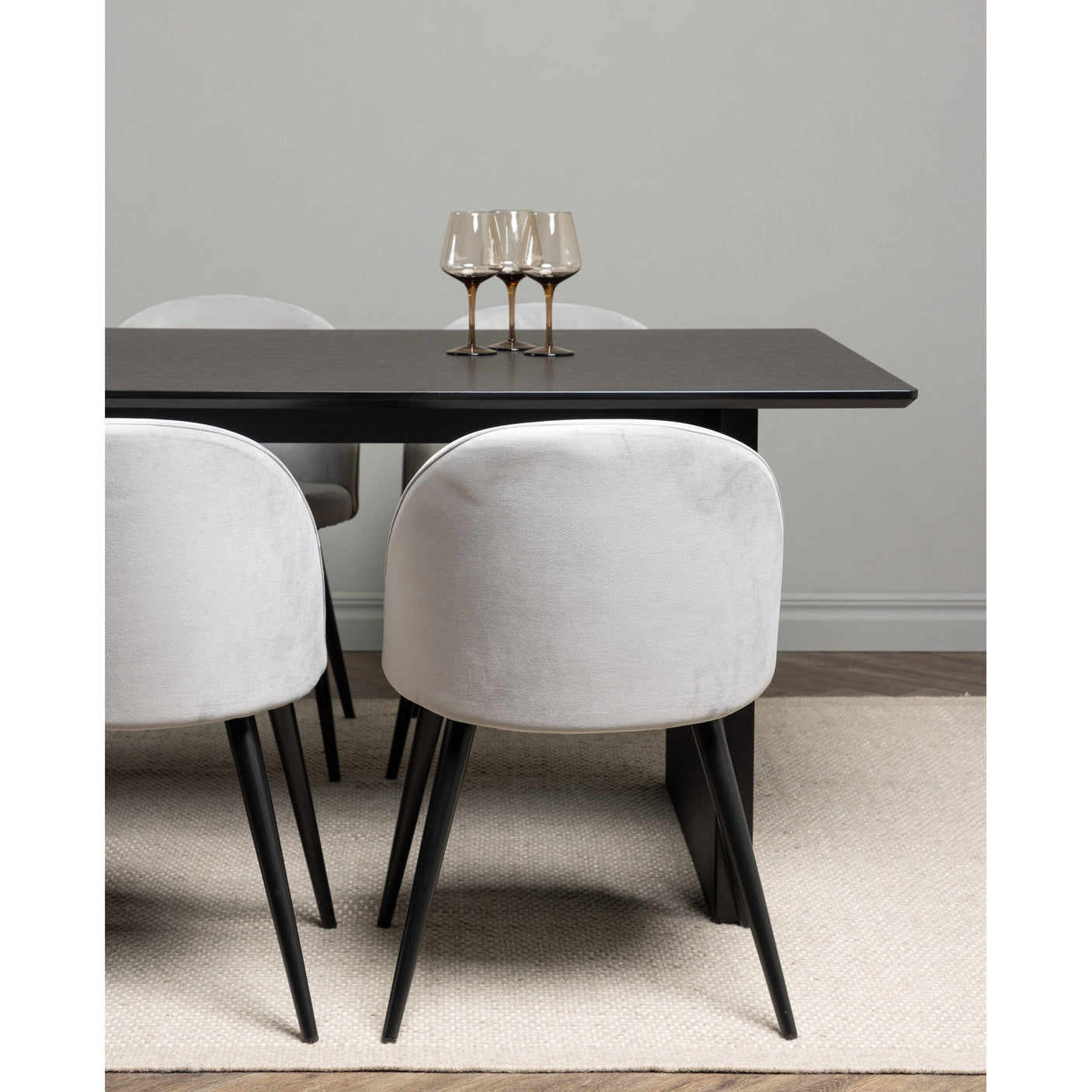 Vail spisebord + Velvet spisestoler Venture Design Spisegruppe