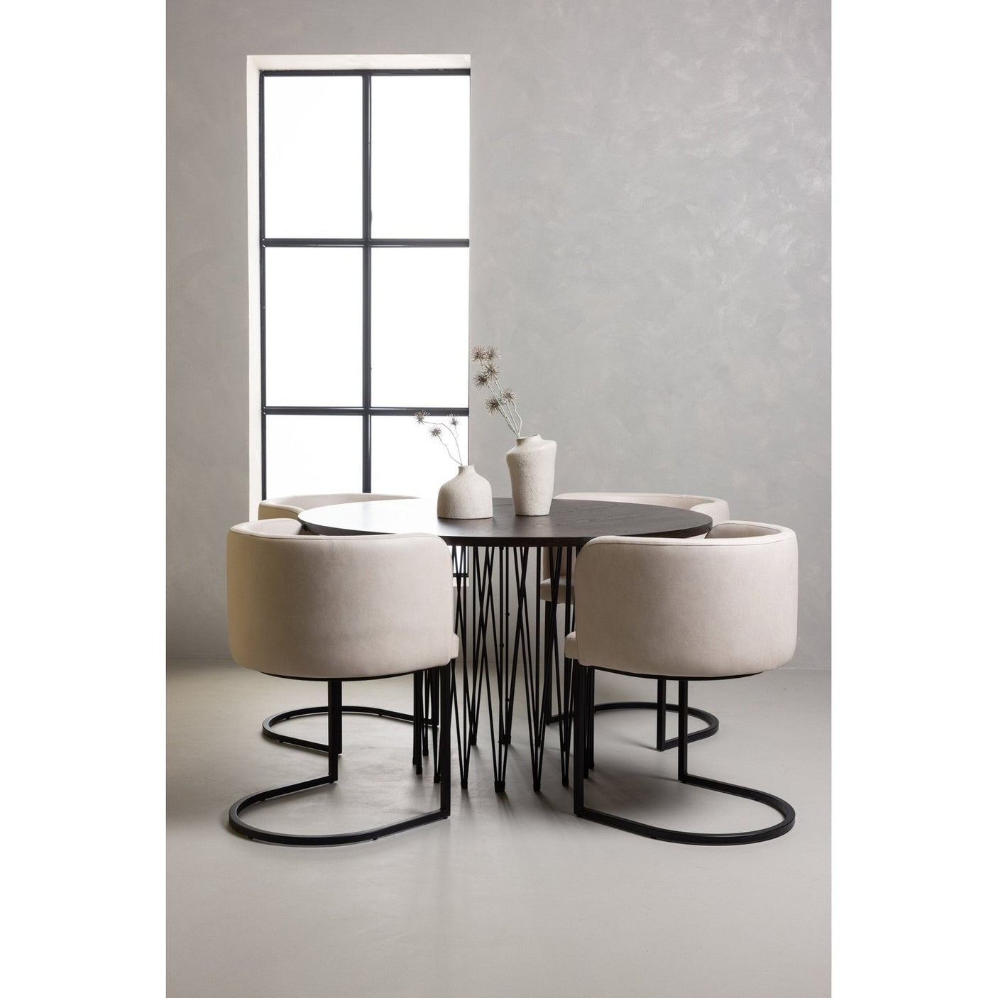 Stone rundt spisebord + Simrishman spisestoler Venture Design Spisegruppe