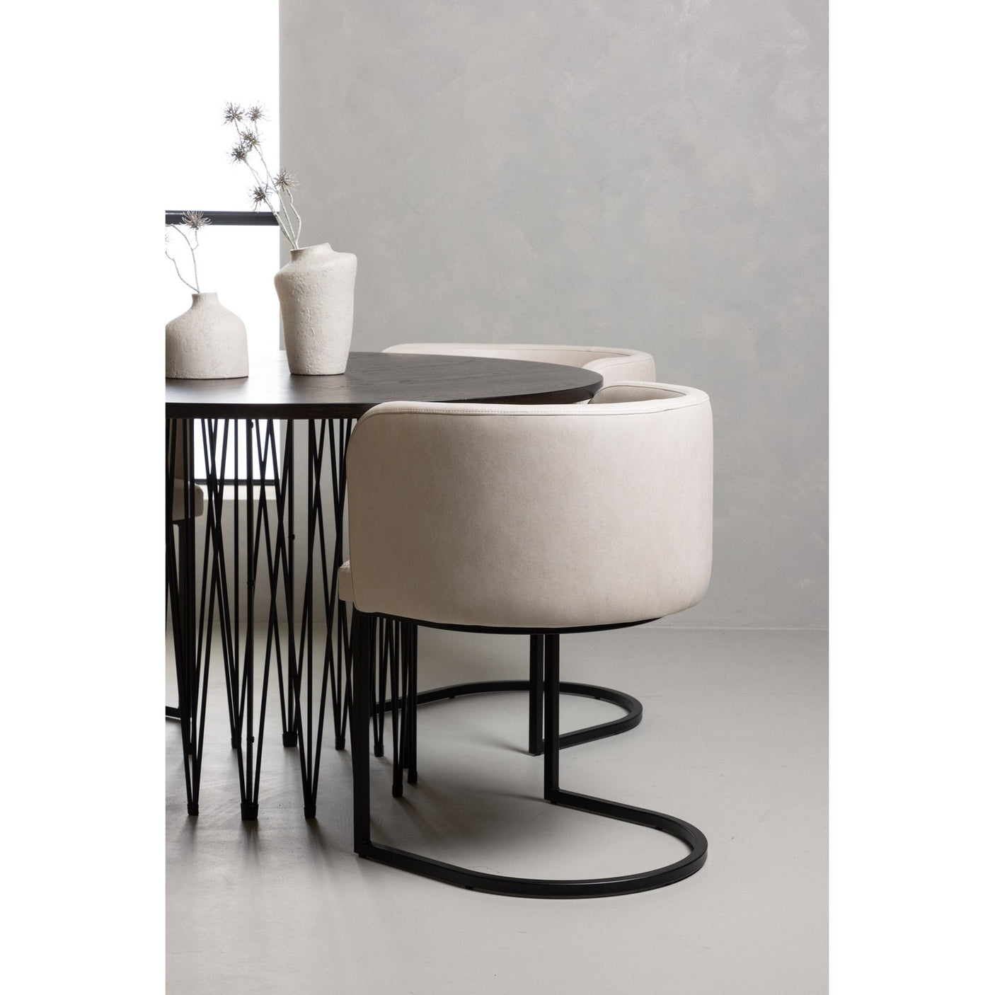 Stone rundt spisebord + Simrishman spisestoler Venture Design Spisegruppe