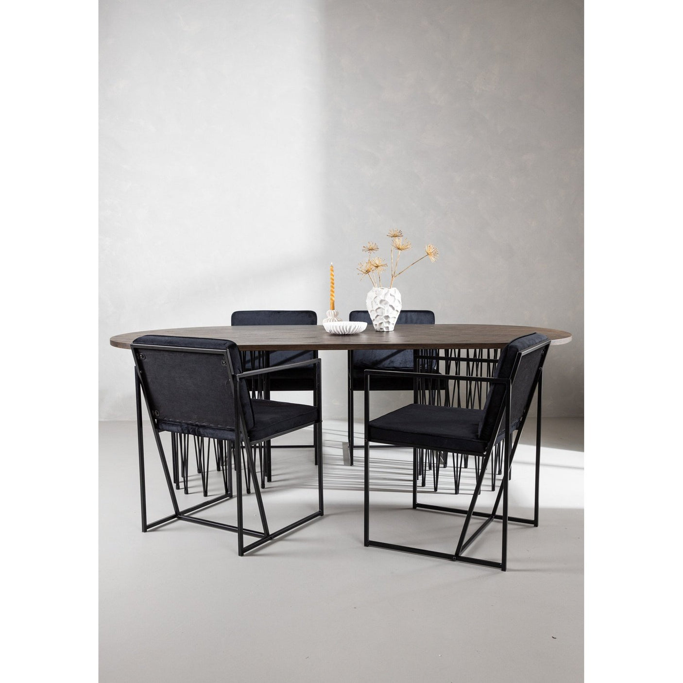 Stone ovalt spisebord + Richmond spisestoler Venture Design Spisegruppe