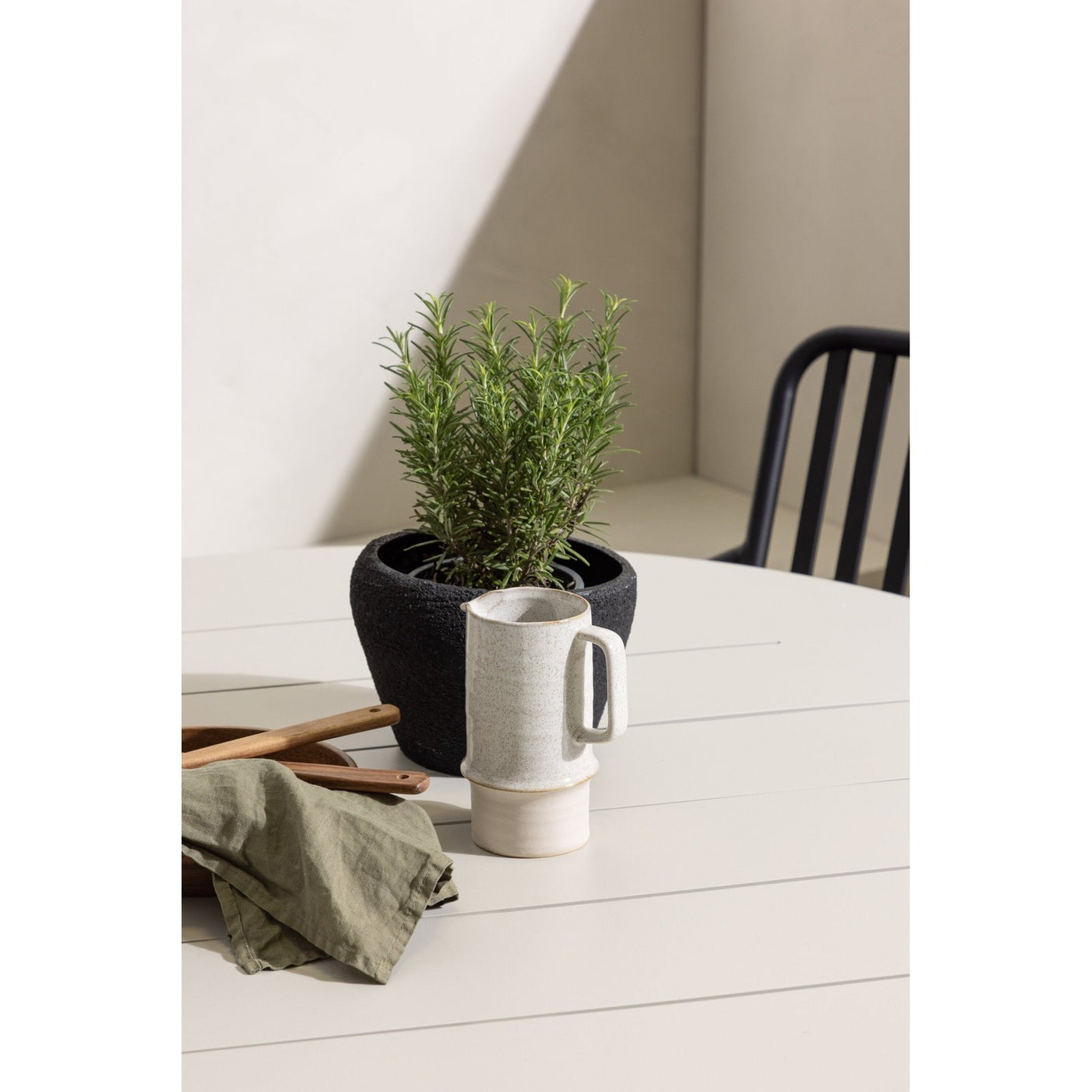 Lina Spisebord Rundt120 cm + Peking spisestoler Venture Design Spisegruppe