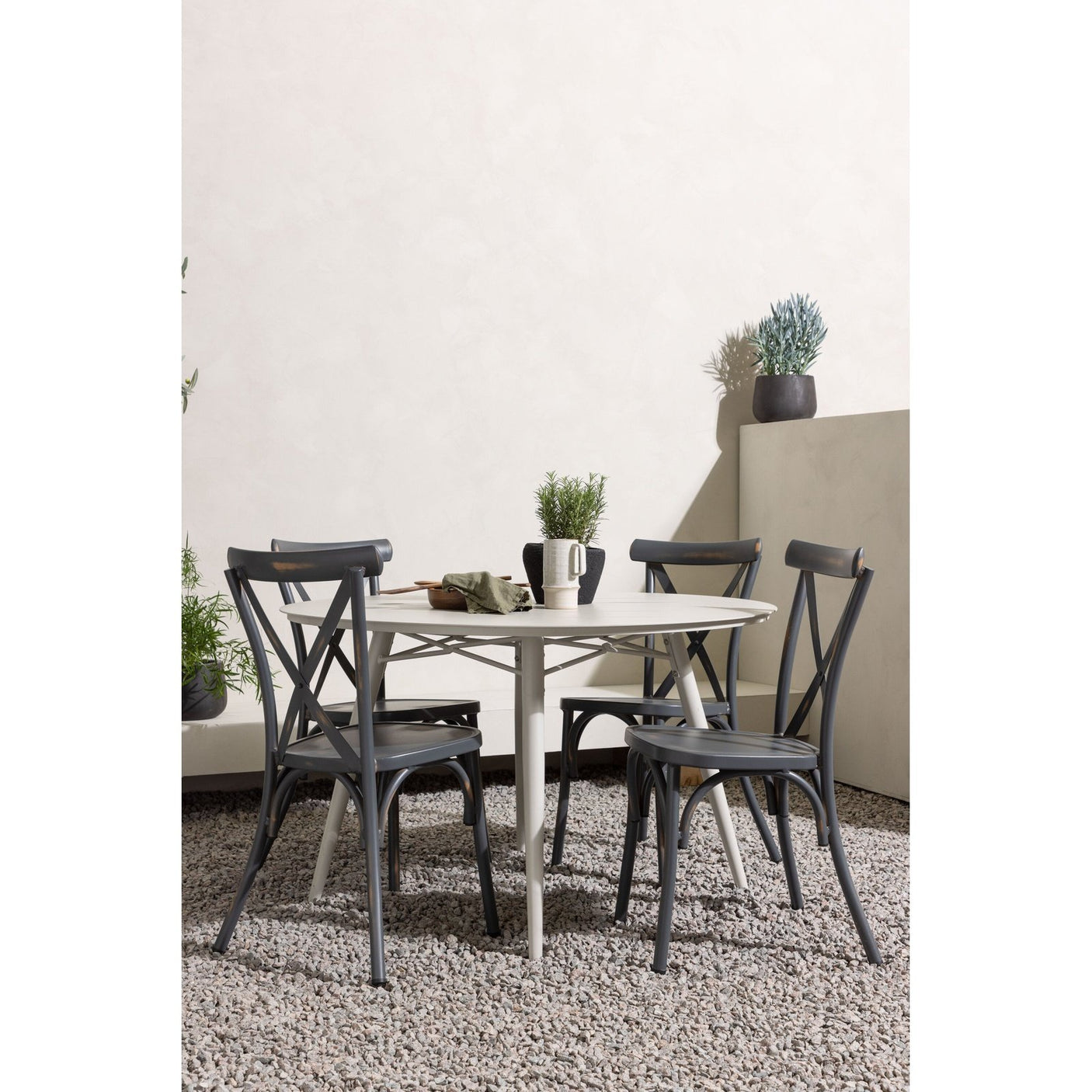 Lina Spisebord Rundt120 cm + Tablas spisestoler Venture Design Spisegruppe