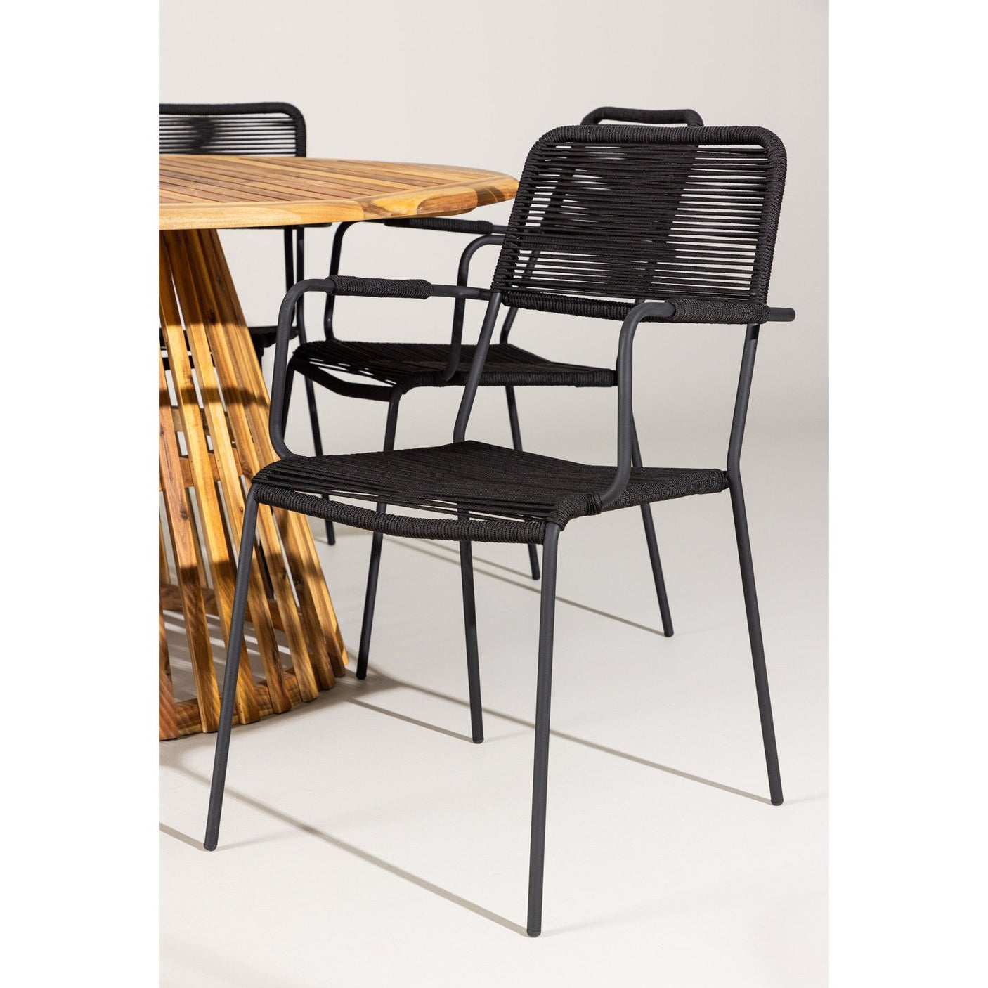Tucumán spisebord Akasia ø120 + Lindos lenestol Venture Design Spisegruppe