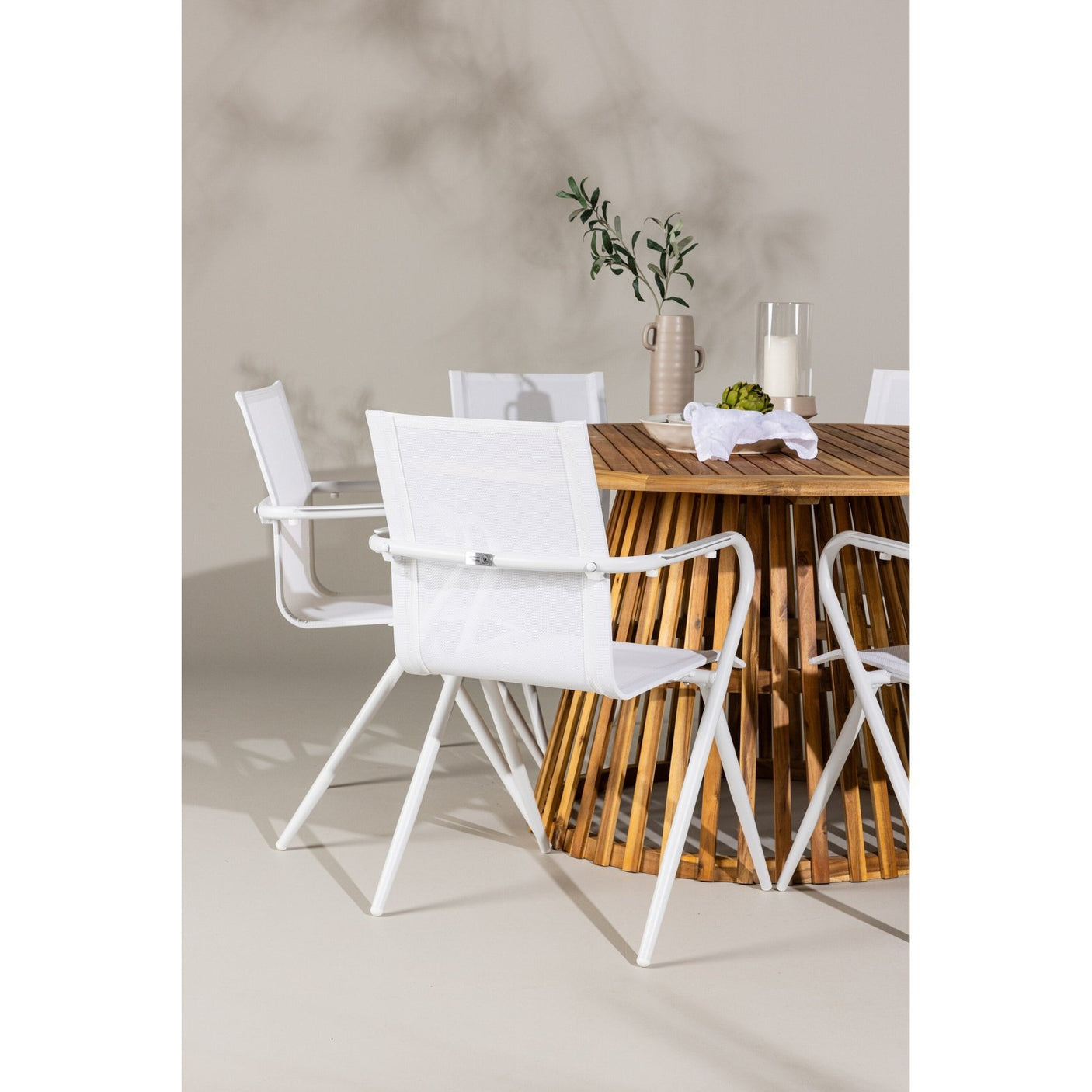 Tucumán spisebord Akasia ø120 + Alina spisestoler Venture Design Spisegruppe