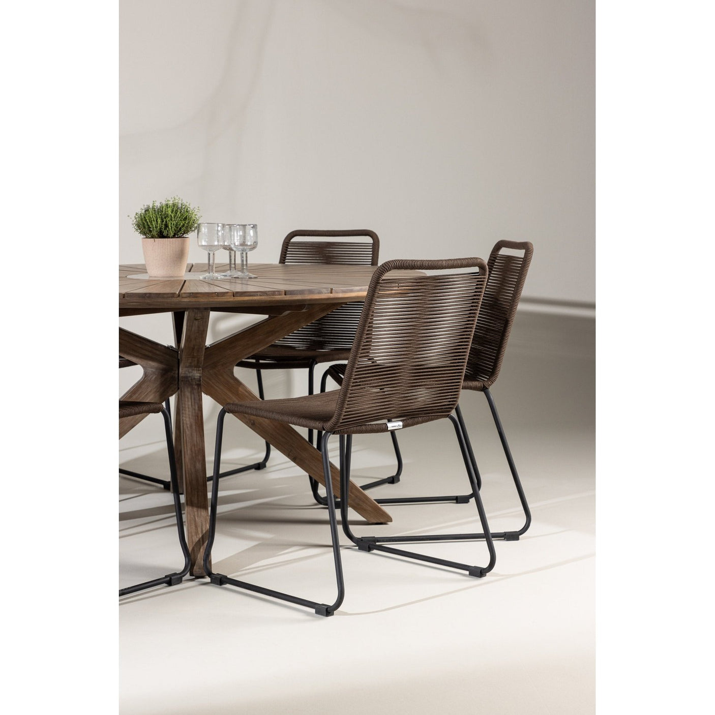 Rosario spisebord- Ø140 + Lindos spisestoler Venture Design Spisegruppe