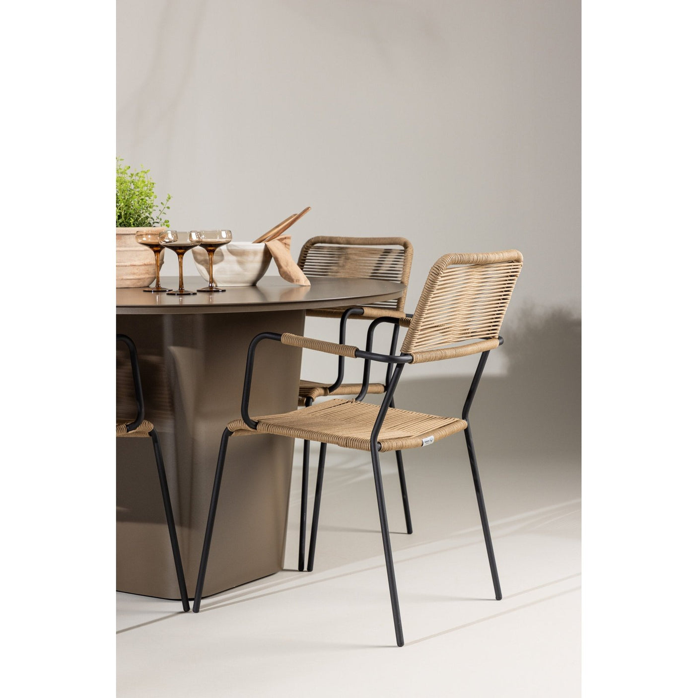 Santa Fe Spisebord ø120 Roasty + Lindos Lenestol Venture Design Spisegruppe