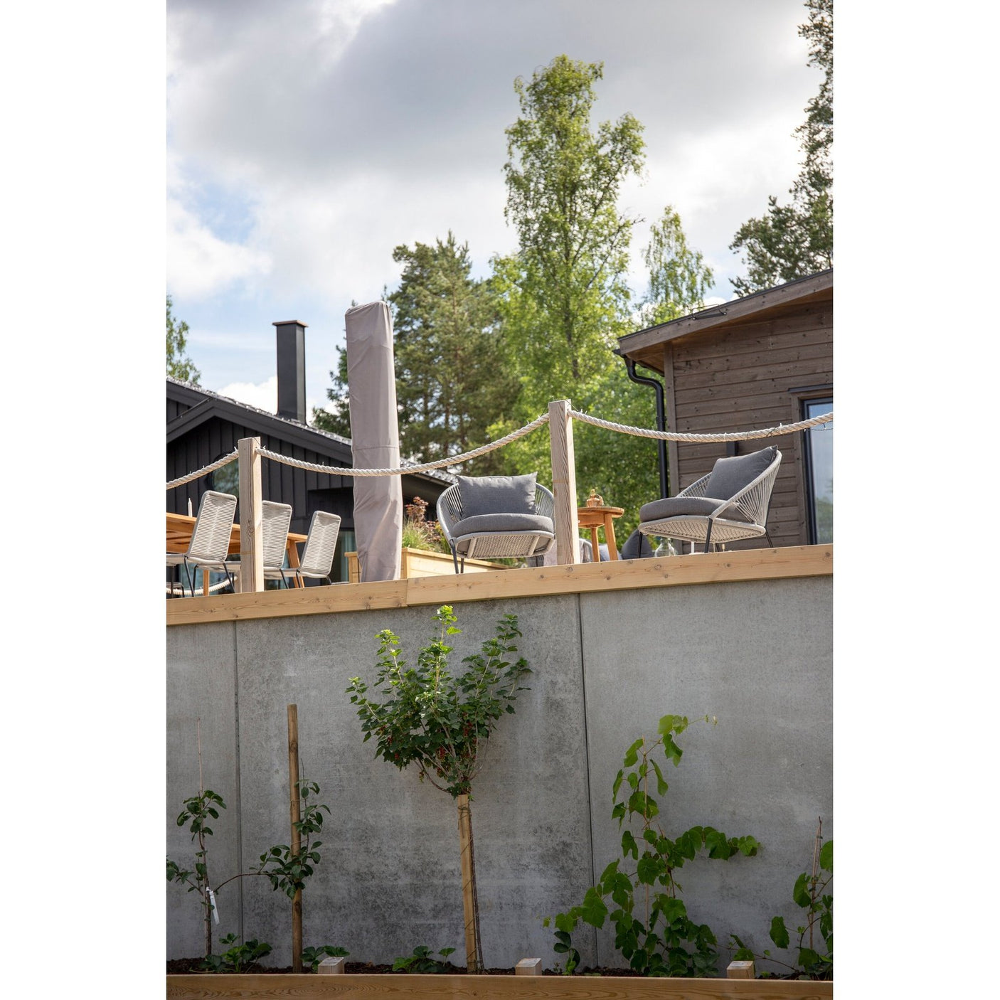 Chania Knappbord ø40 + Lindos Lounge stol Venture Design Spisegruppe