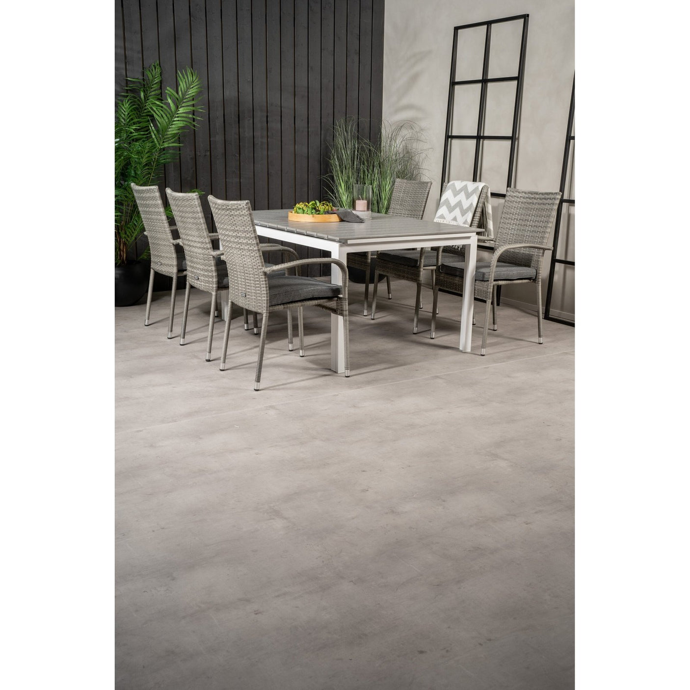 Levels bord 160/240 + Anna stoler Venture Design Spisegruppe