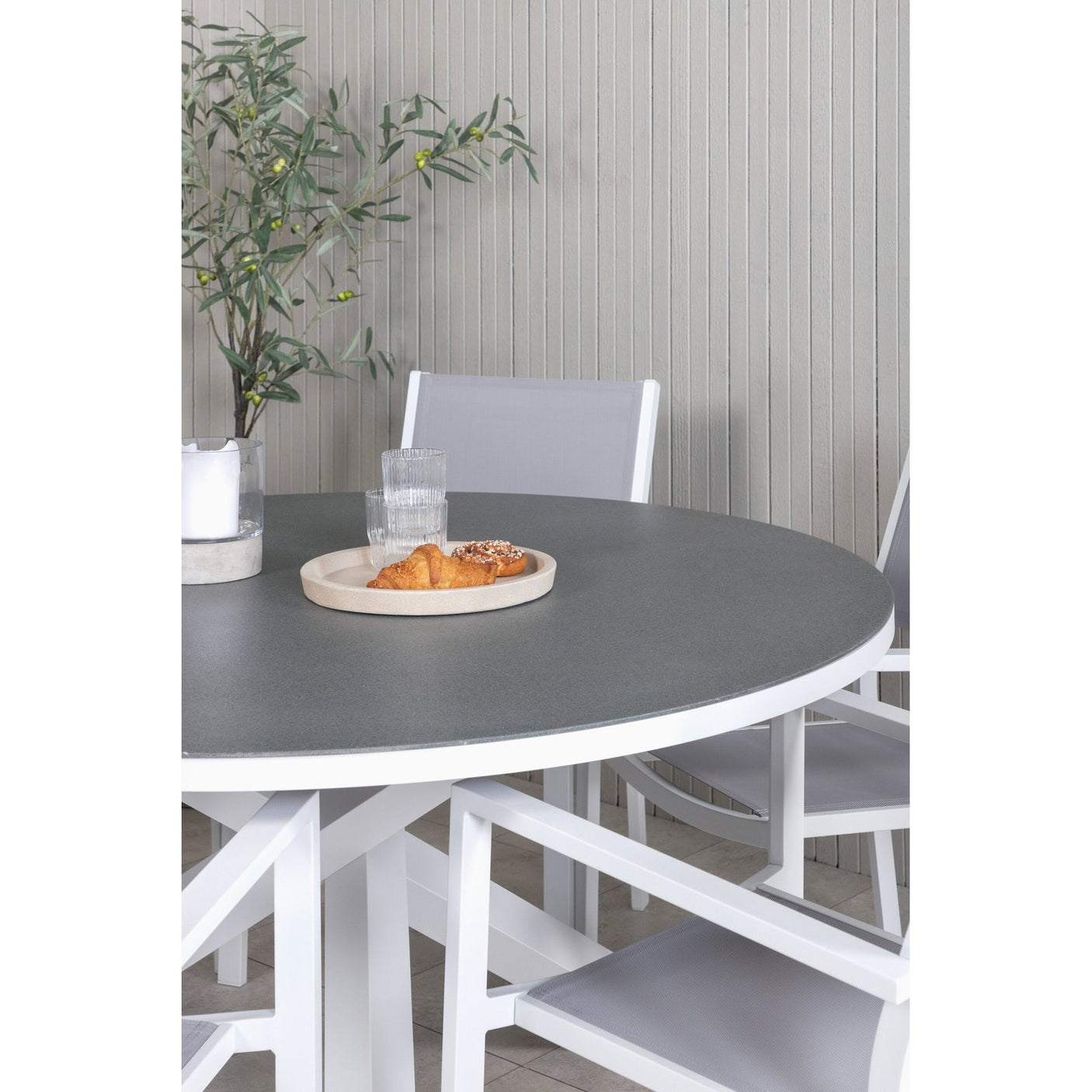 Copacabana Spisebord ø140 + Copacabana Armlenstol Venture Design Spisegruppe