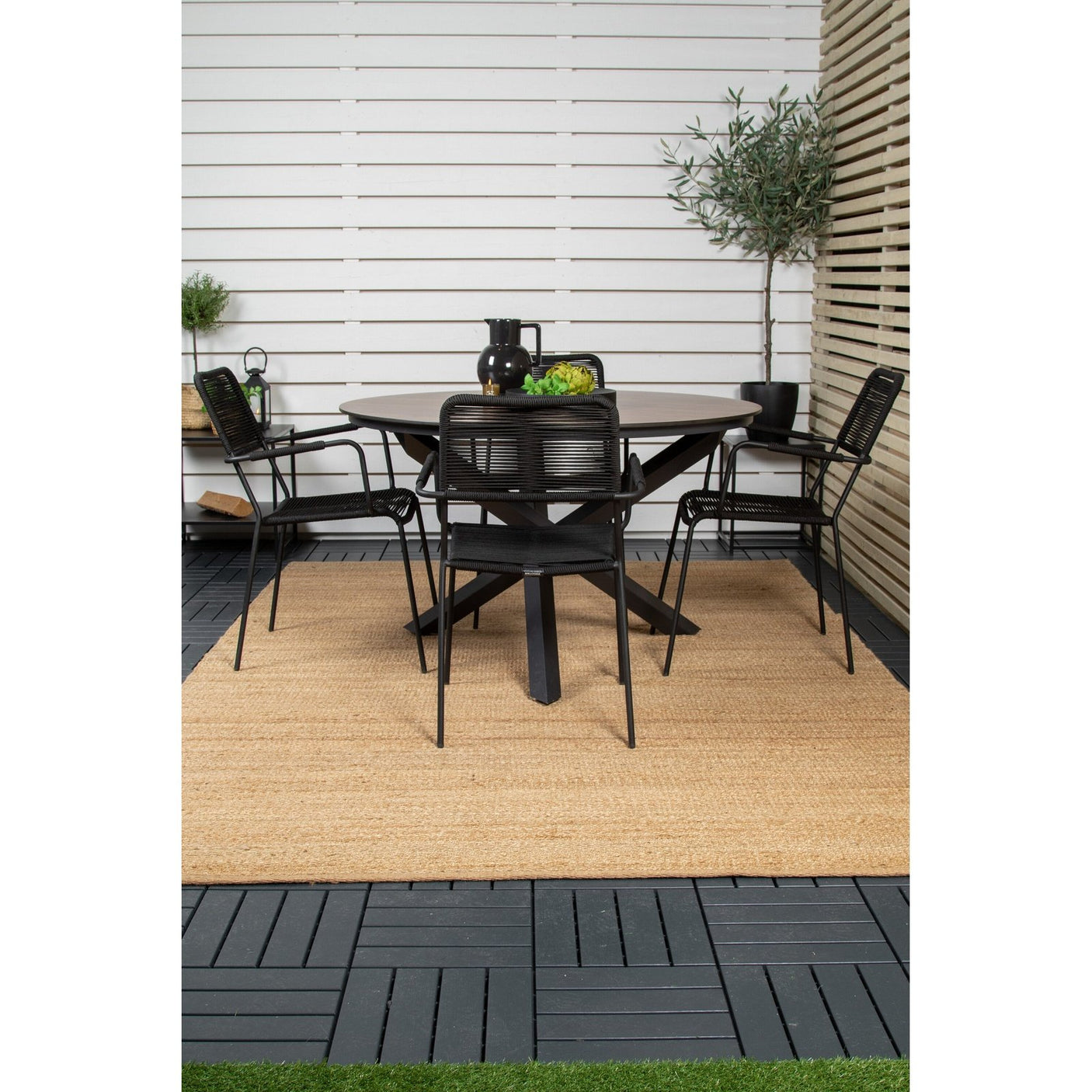 Lama Rundt Spisebord 140 + Lindos Lenestol Venture Design Spisegruppe