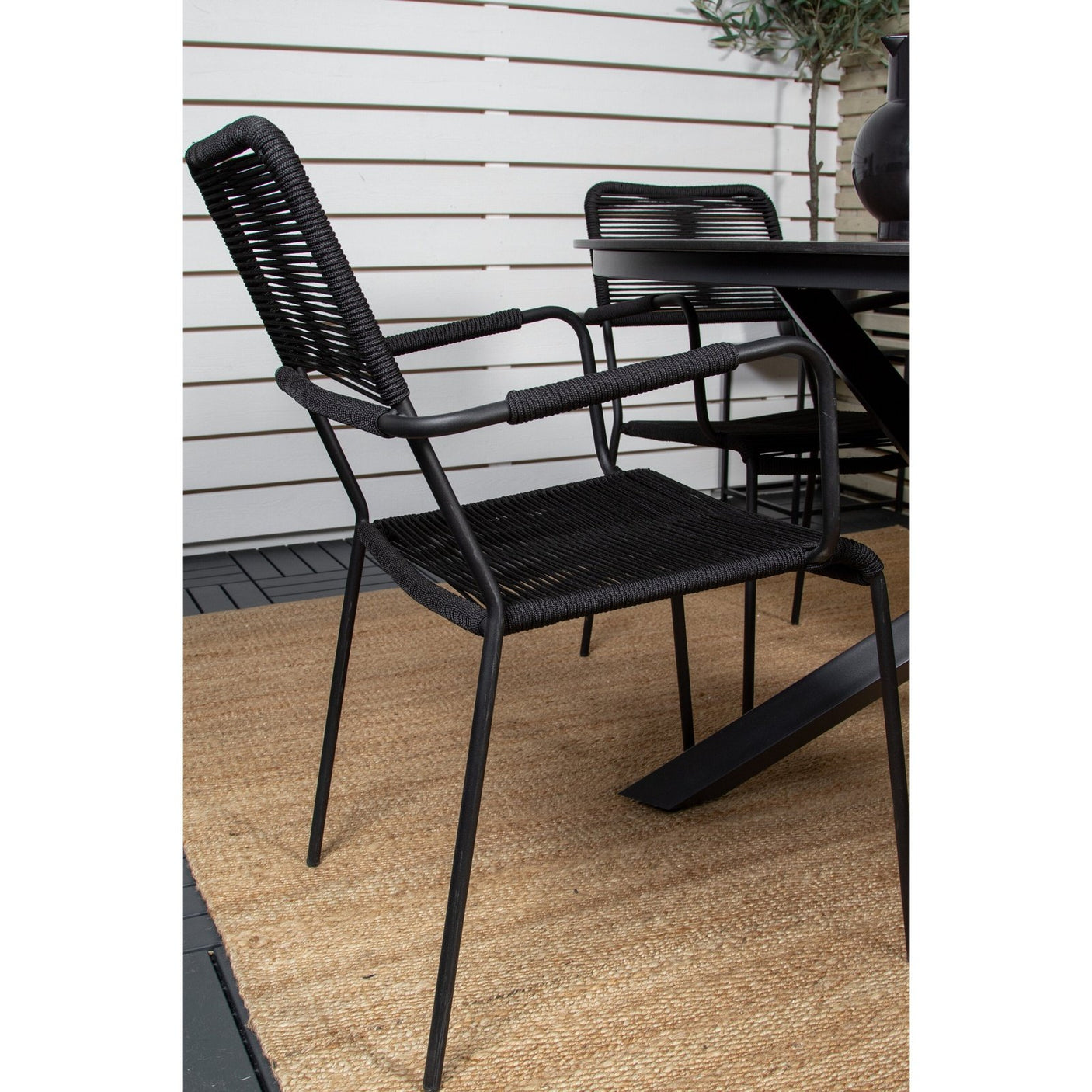 Lama Rundt Spisebord 140 + Lindos Lenestol Venture Design Spisegruppe
