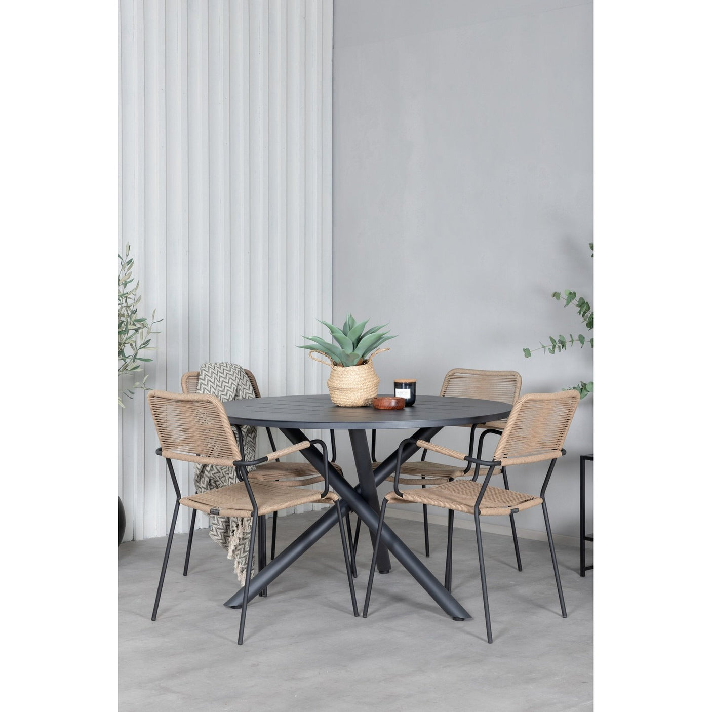 Alma Spisebord ø120cm + Lindos Lenestol Venture Design Spisegruppe