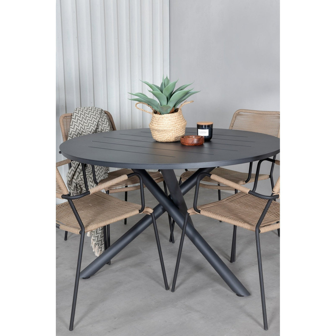 Alma Spisebord ø120cm + Lindos Lenestol Venture Design Spisegruppe