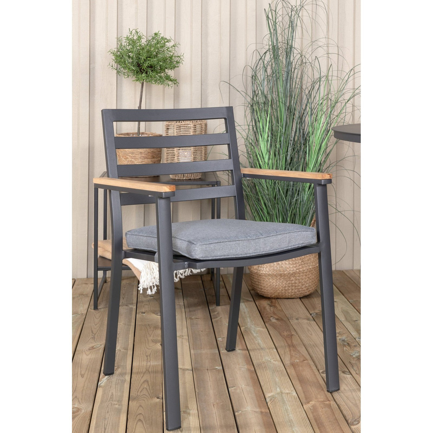 Alma spisebord ø120cm + Brasilia Karmstol Venture Design Spisegruppe