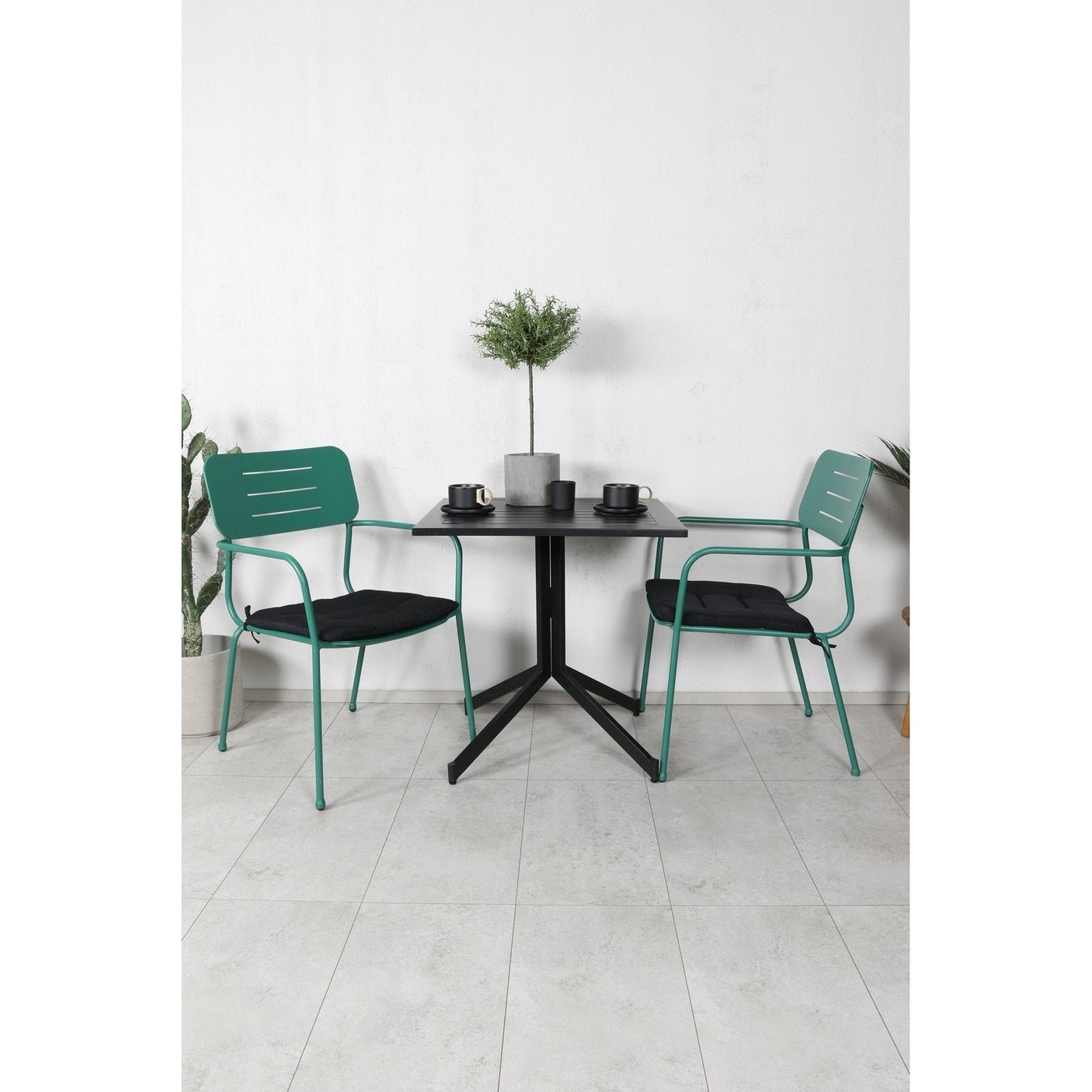 Way kafébord 70*70 + Nicke spisestoler m. armlene Venture Design Spisegruppe