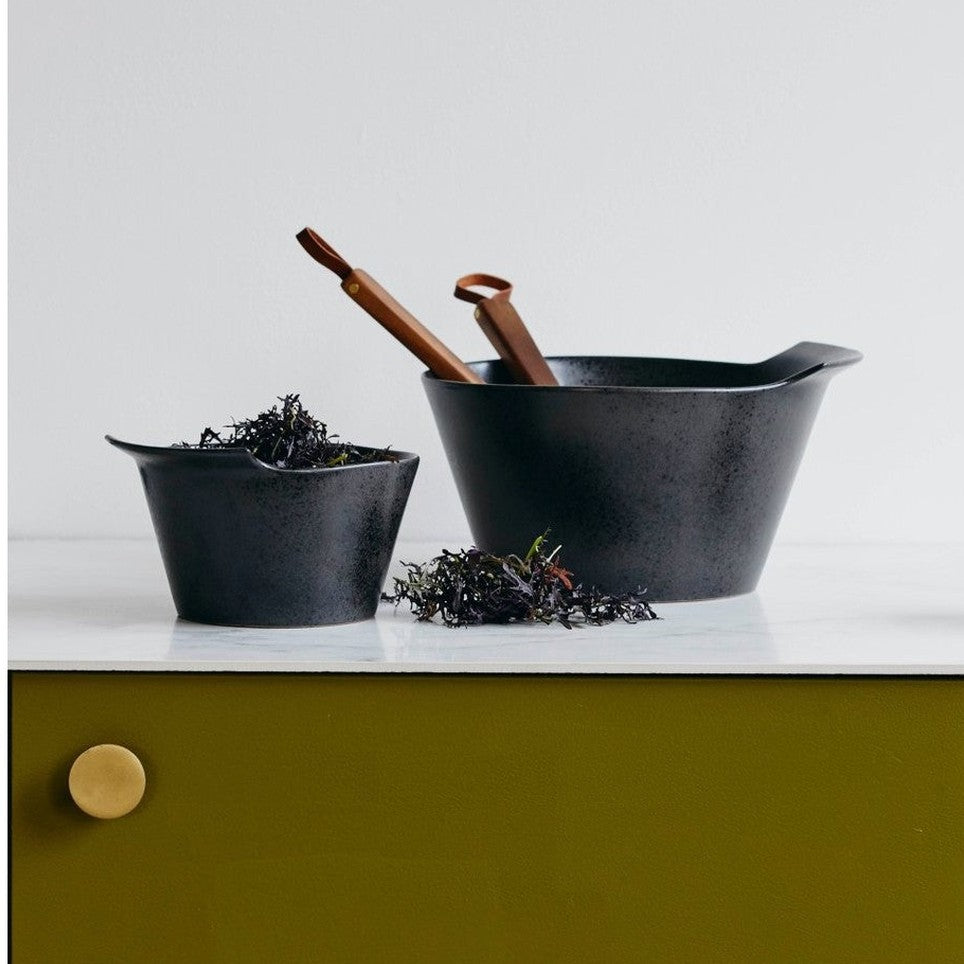 TORC keramisk skål med håndtak - L - ø26 cm - sort Nordal TABLEWARE