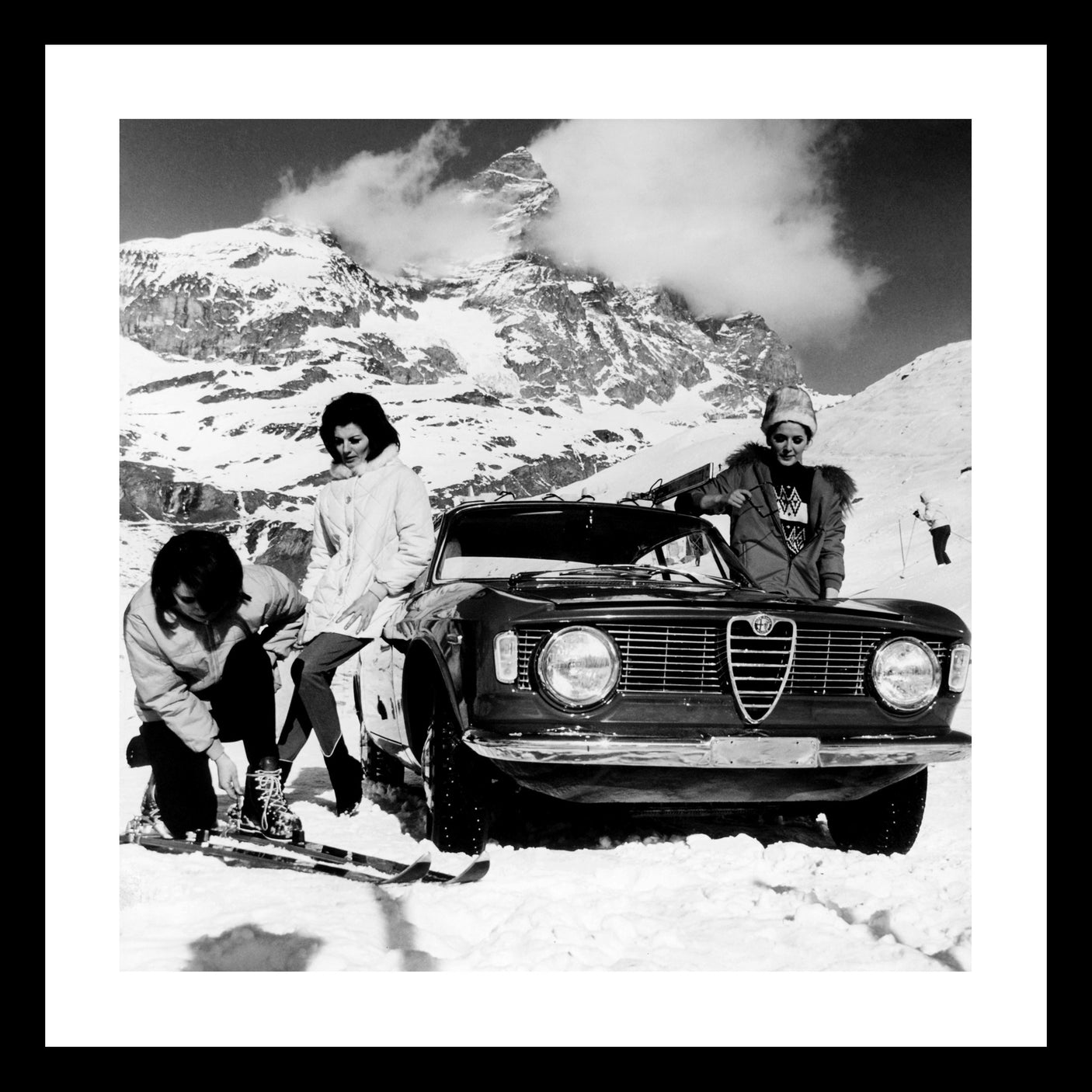 Bilde: Glass picture w/frame Alfa romeo girls and skis Glass picture w/frame Alfa romeo girls and skis fra Homefactory - Bildenr: 1